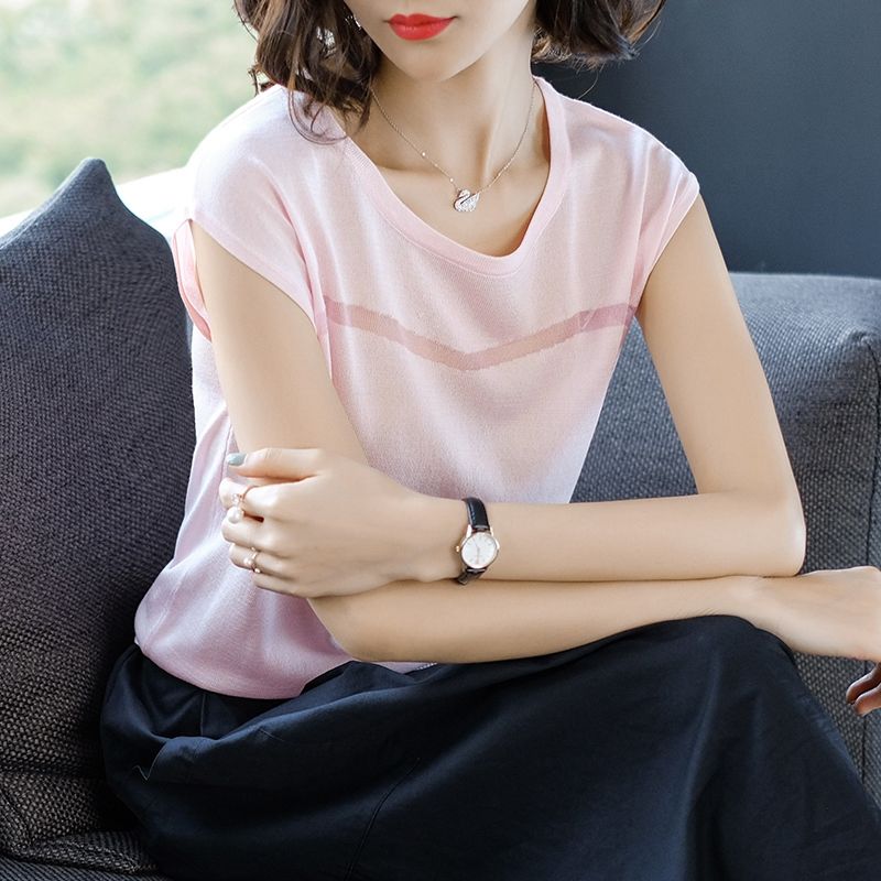 胸很大不一定好，看起来大刚刚好，显曲线打底衫让你更显女人味