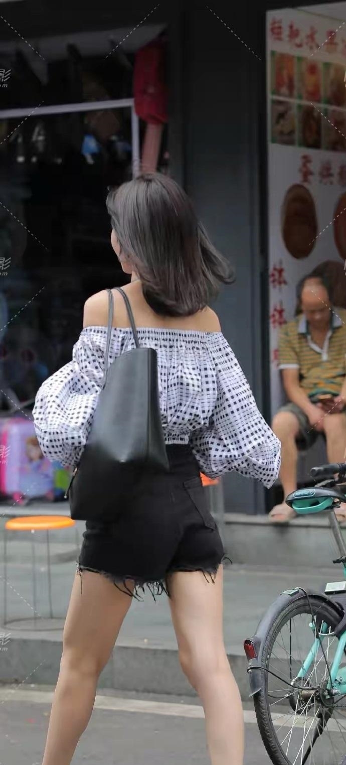 『美女』美女黑色牛仔裤搭蓝色小衬衫,风格清爽,性感永恒!