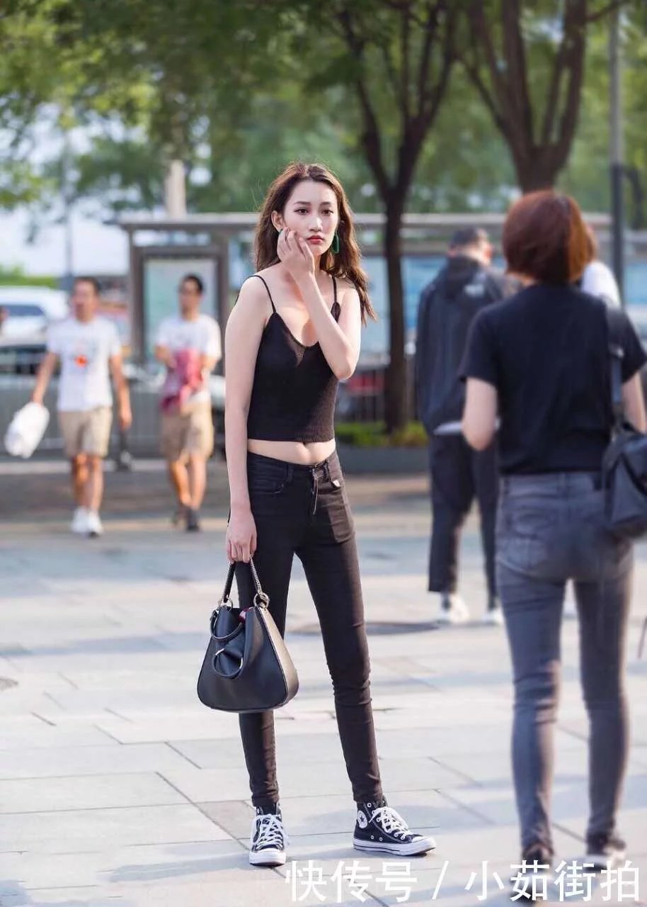 气质小姐姐吊带背心秀身材，小巧的服饰充满不羁的韵味，女神的气