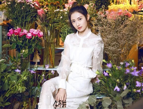 陈钰琪脚踩12cm细针跟，脚尖脚背都垂成一条线了，对自己真狠！