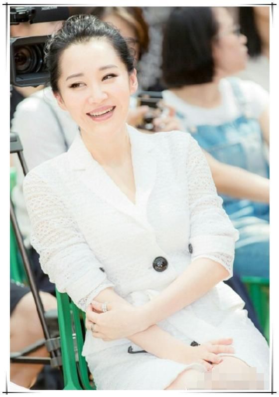 49岁许晴和47岁俞飞鸿同穿西装裙，终于知道保持少女心的重要性了