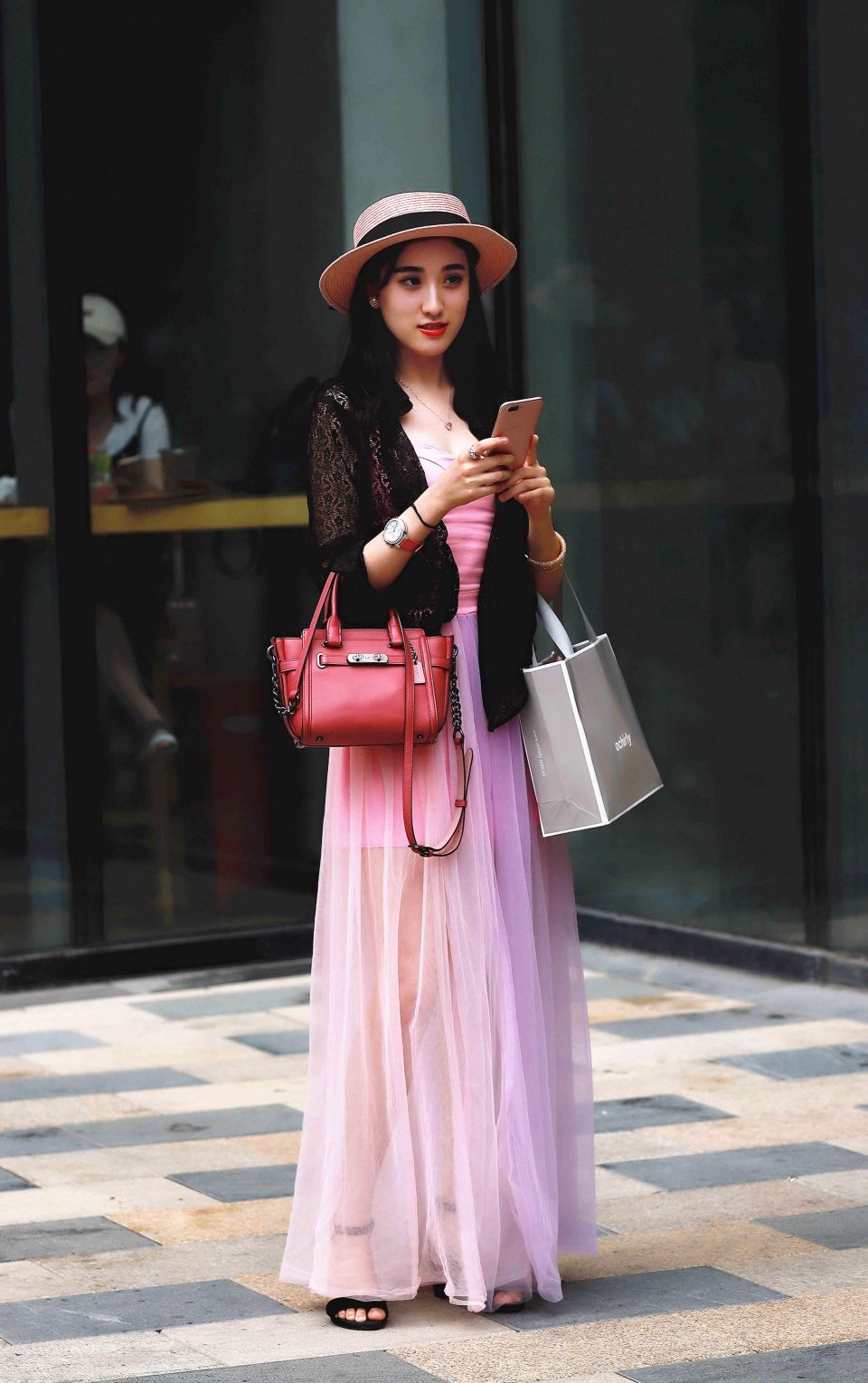 街拍:流行在上个世纪风格的端庄美女现身三里屯,时尚又复古