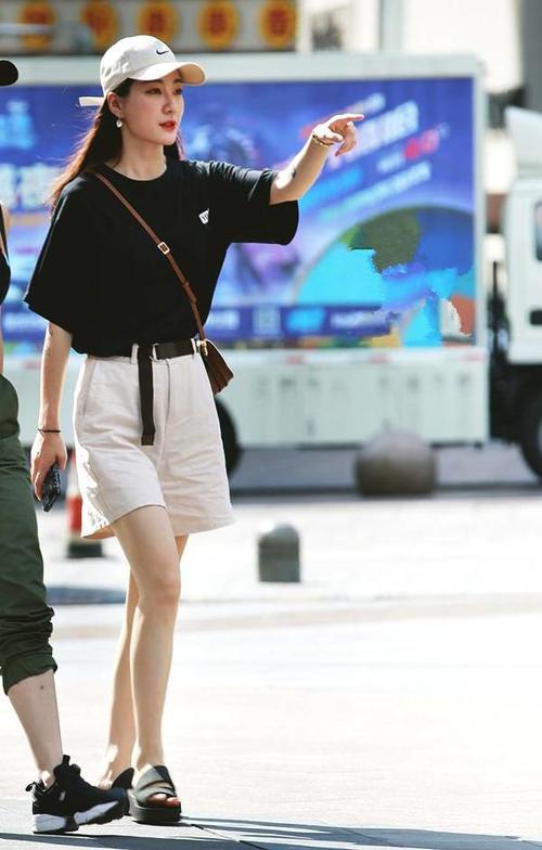 街拍：清纯可爱的小姐姐，身材纤细性感，气质优雅迷人！