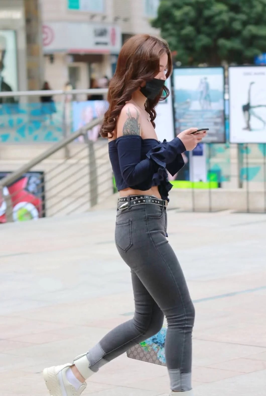 清纯小姐姐第一次穿抹胸紧身衣,一路口罩遮面,娇羞的眼神很迷人