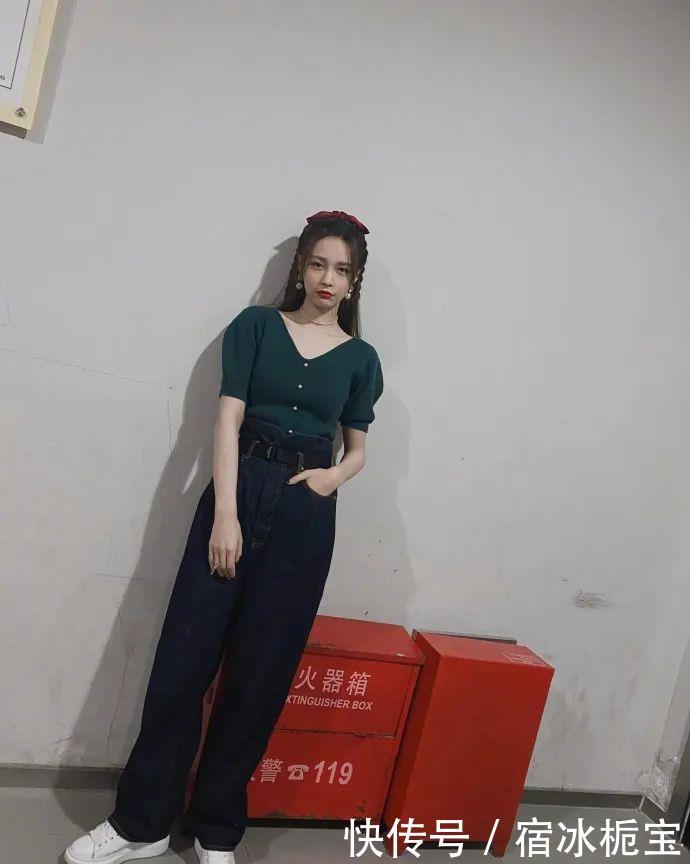  [气质]女人过了40岁，沈梦辰这三种服装配色不要选，穿上显黑还没气质