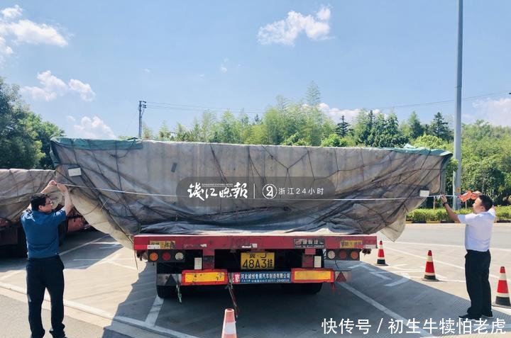  王坚@来了，来了！高速上这两个“大家伙”在警车护送下缓缓过来