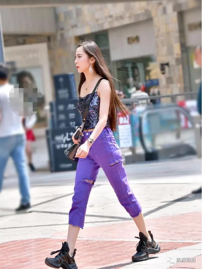 街拍:吊带闪亮的美女，是你喜欢的类型吗?