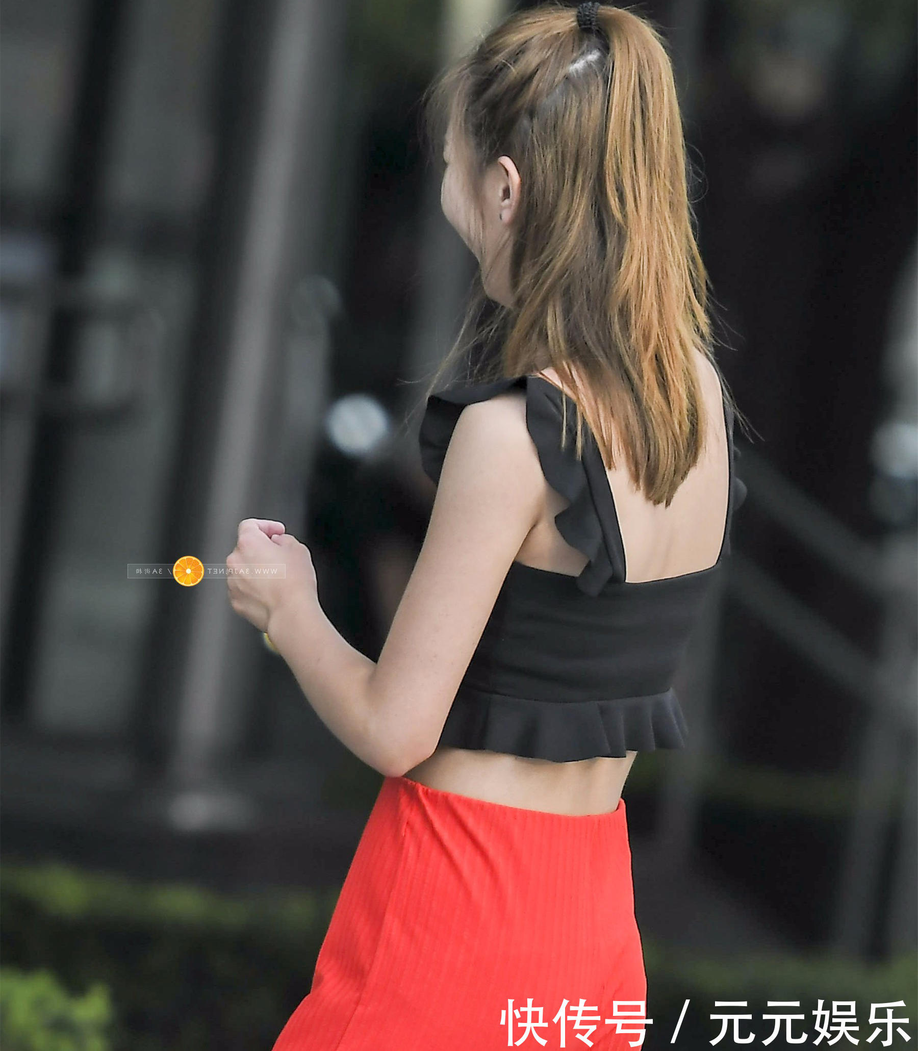 30岁小辣妈阔腿裤穿出紧身裤的效果，朦胧曲线让人痴迷