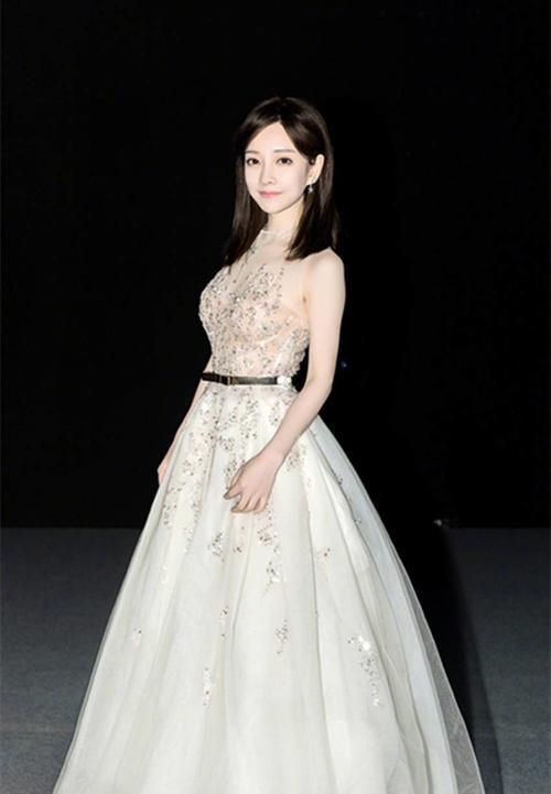 冯提莫为了火也是拼了，穿紧身牛仔裤勒出“三角区”，真大胆！