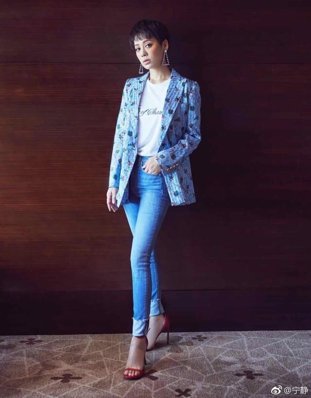 宁静真是瘦了很多，穿上紧身裙，一点赘肉都没有!