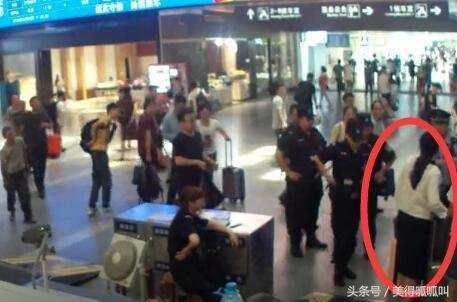 女子赶火车迟到咬伤民警，列车已经停止安检，网友称活该被拘