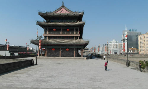 中国这座城市历史辉煌，13个朝代在此建都，钟楼鼓楼成这里特色