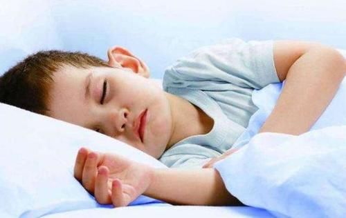  小宝宝：白天小睡促进孩子发育，时间适宜就好，可调节睡眠质量