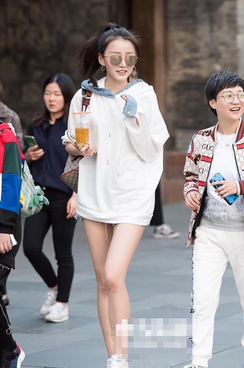  [小姐姐]路人街拍，小姐姐脚上踩着一双白色短靴，一身打扮很可爱