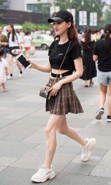 街拍: 小姐姐白色的吊带上衣,下身穿着黑色牛仔包臀裙,非常好看