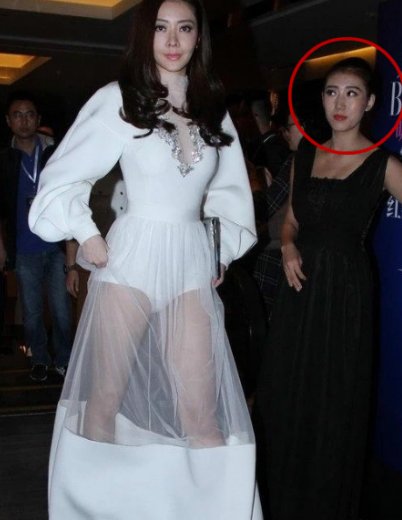 熊黛林白色裙子出席活动“吸睛”，网友:礼仪小姐的眼神一目了然
