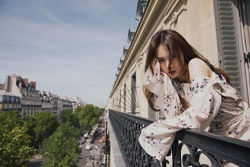 Angelababy戚薇谁更“花”?女人比世界杯球员更会穿短袜!