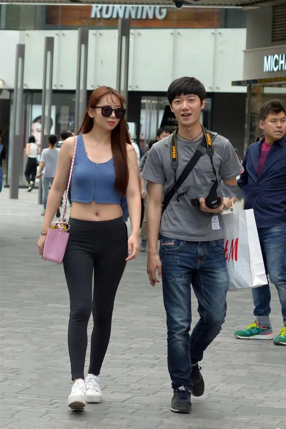 可爱的紧身裤女孩，时尚的穿搭，尽显青春活力