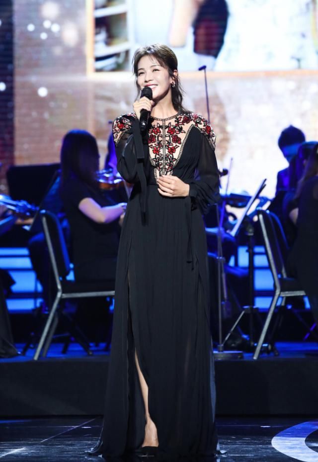 看完刘涛和余男的穿搭，你就知道什么叫做气场一米八了!