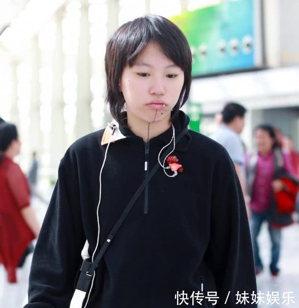 窦靖童真是绝了,竟背个超级迷你小包出门,莫不是用来装牙签的