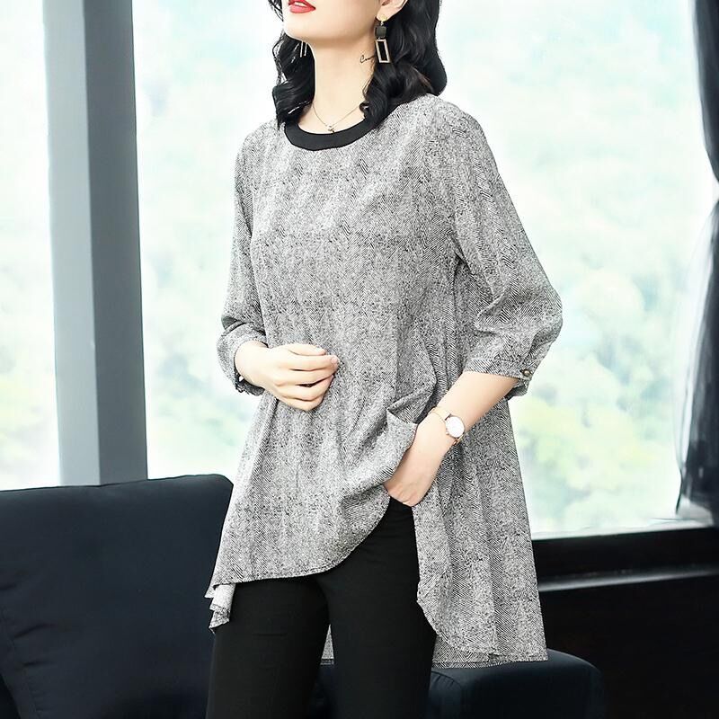 老婆今年50岁，但她会打扮!常穿高雅小衫+烟管裤，洋气超美嫩