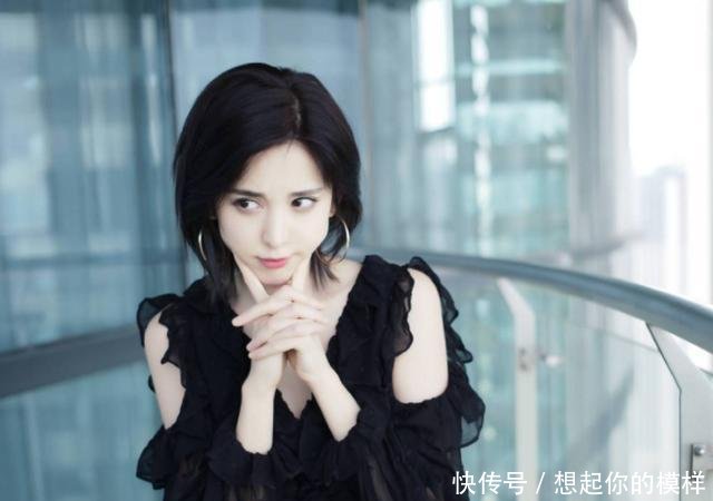 娜扎真敢穿! 衣领前后深V露一大半, 网友 裙子长度好尴尬