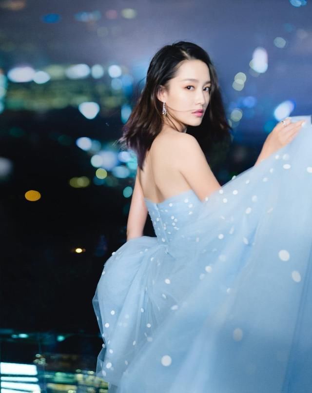  『推掉』李沁粉丝开撕工作室，称其推掉王牌综艺，还用黑白照
