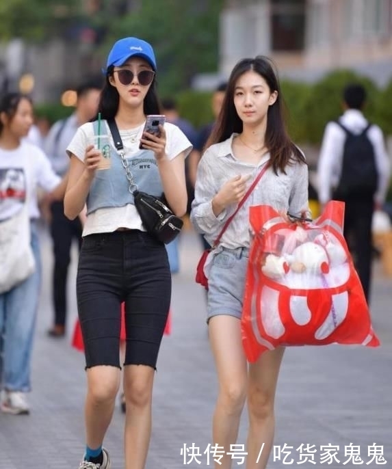  搭配：街拍腰若约素的小姐姐，一件蕾丝上衣配黑色短裙，时尚女神气质