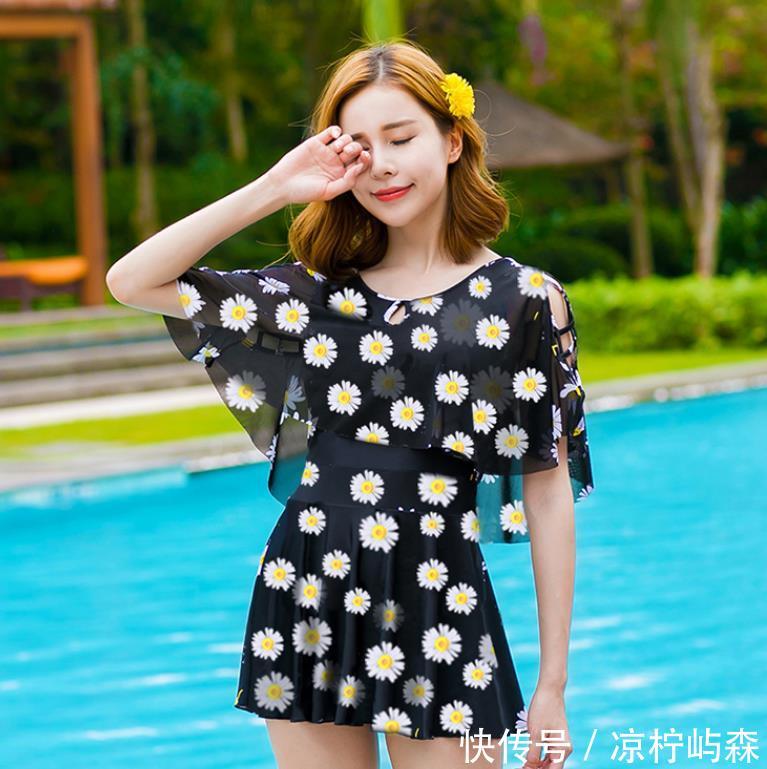 模特泳池旁拍写真，清纯气质楚楚动人，头上小花更显魅力