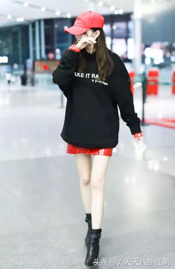 以前被郑爽的腿惊艳到了，张天爱告诉你什么是真正的“漫画腿”!