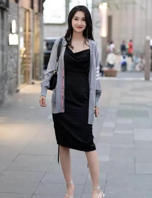 『气质』美女时尚街拍：空谷幽兰的美女，一条白色的连衣裙外搭皮外套，气息迷人范