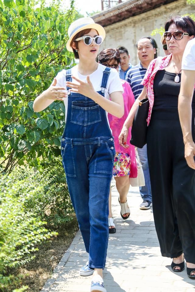 36岁孙俪白t配黑裤居然这么潮，网友:袜子搭配的好，我穿变大妈