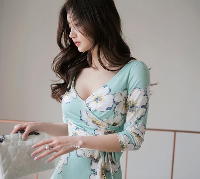 阳光迷人的紧身裙小姐姐彰显时尚女人味，清新甜美更动人!