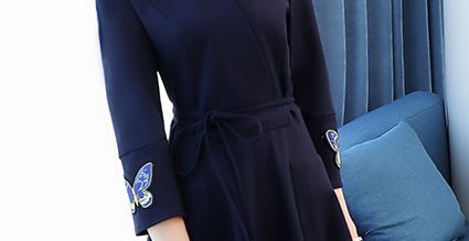 天呐,60后小姨真敢穿!“酒红”妈妈装+裸鞋,洋气减龄二十岁