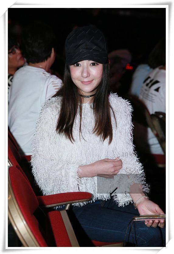 方媛素颜现身电影院，圆脸都不圆，高鼻梁不挺，郭富城就好这口?