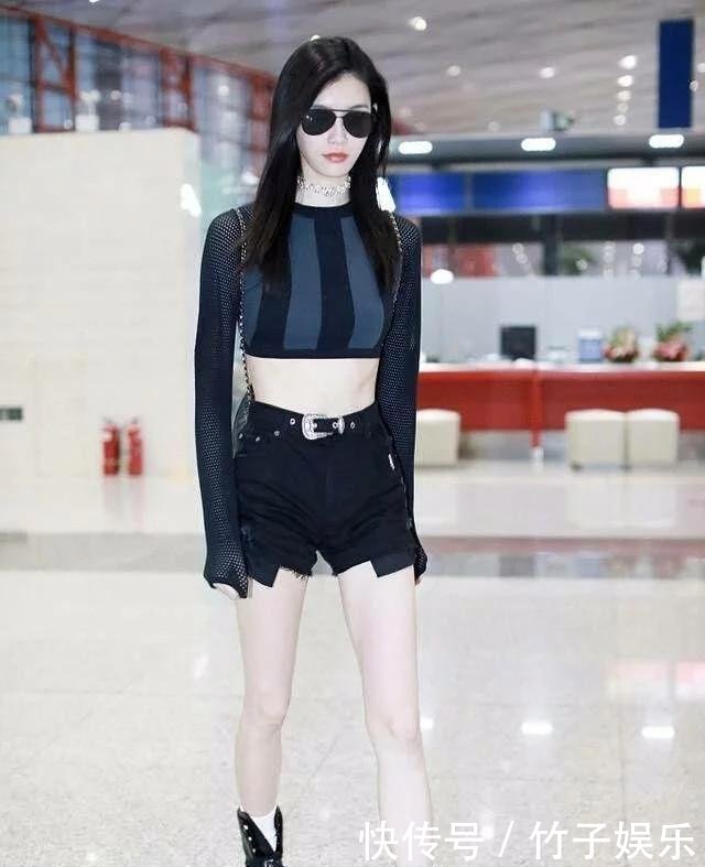 奚梦瑶机场三套服装秀出超模身材，而这双三次都穿的马丁靴要火？