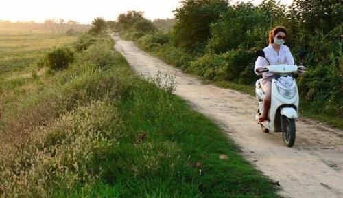  偏爱|农村又一“怪现象”，家里有车放着不开，却偏爱骑电动车？