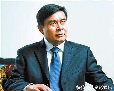 被亲生父母抛弃，却帮助两个兄弟成中国首富，自己也年收入超百亿