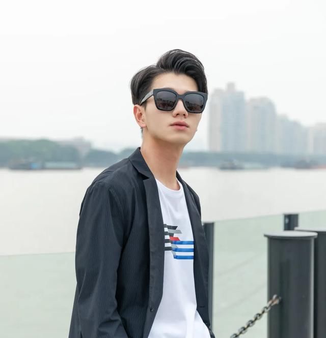  #春夏#据说精致的男人，都知道如何在春夏解锁「法式优雅」