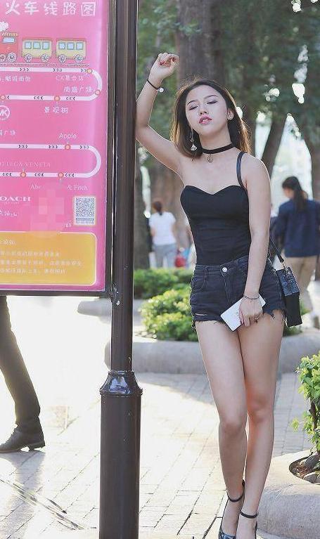 街拍：穿时尚短裙的摆拍，露出嫩白锁骨，真是高调！