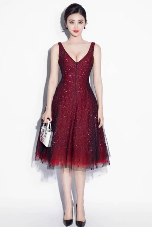 景甜穿深V裙,优雅大气,目测是美女一枚