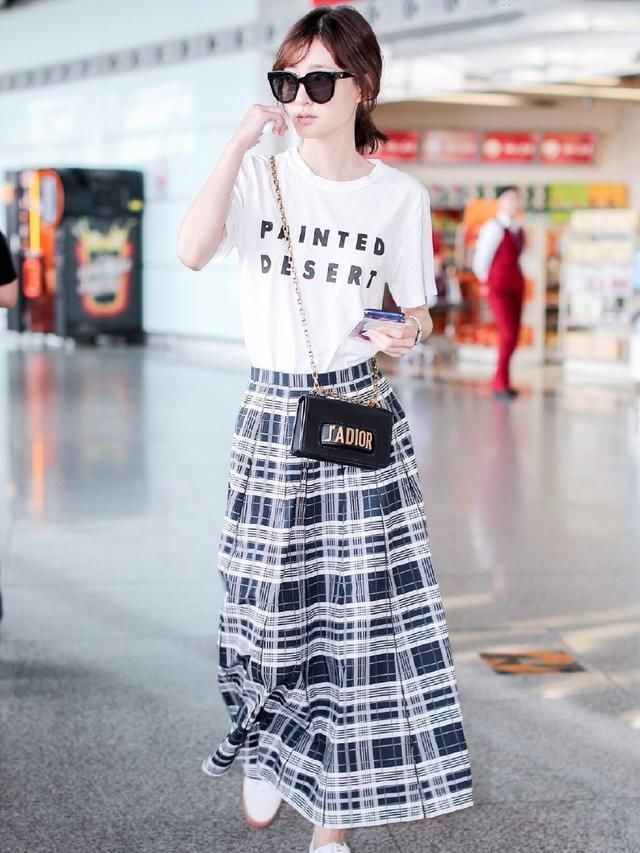 张碧晨的大裤衩，撞上王丽坤的半裙，同是格纹差别可真大!