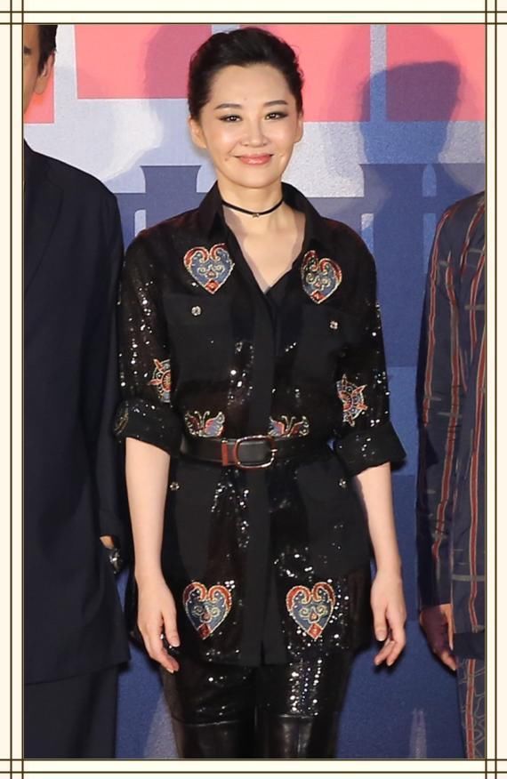 许晴终于服老，一身黑韵味十足，网友：这才是49岁女人最美的样子