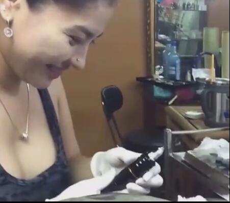 女纹身师帮小伙纹身, 小伙不敢动!