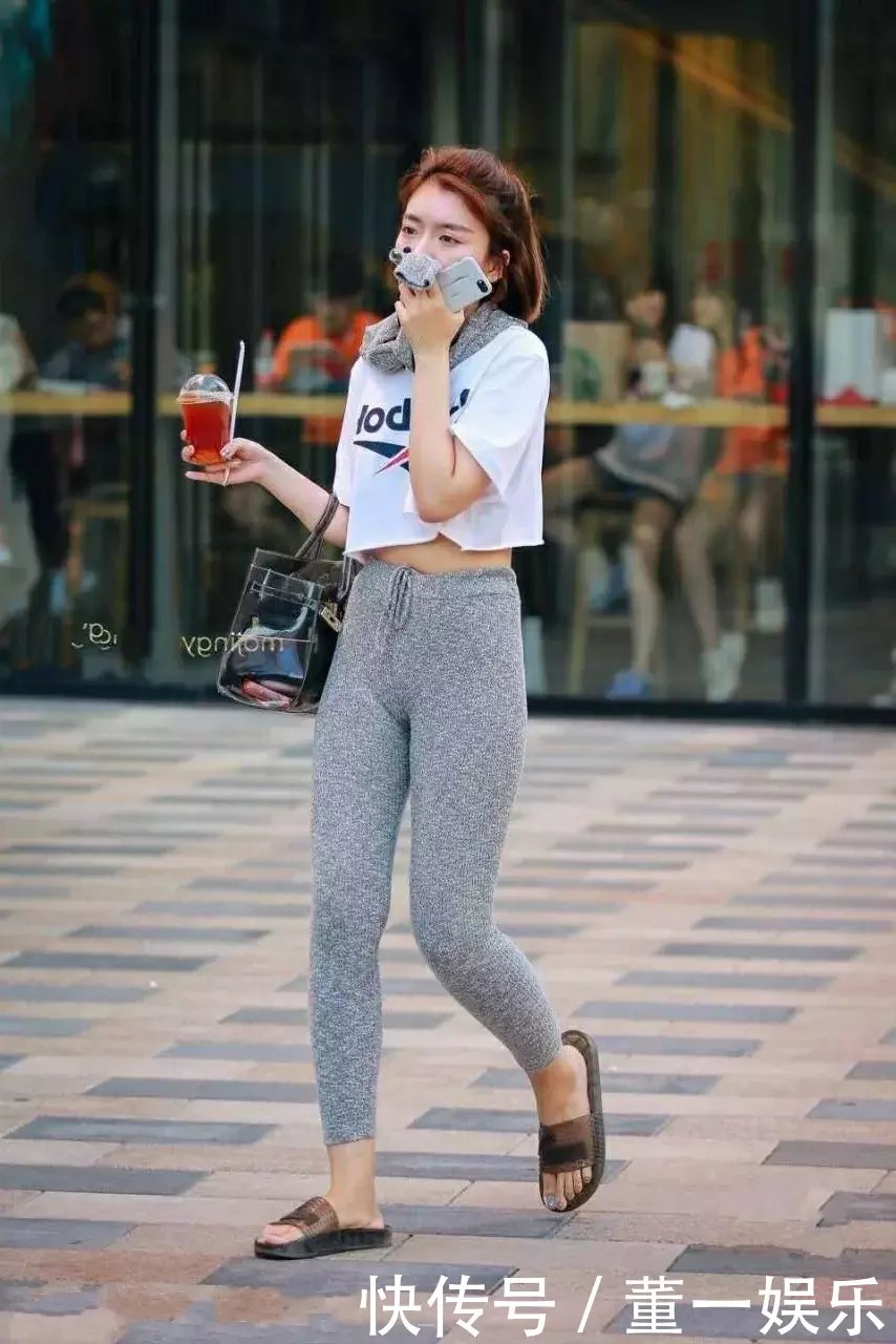 甜美小姐姐小白T的穿搭清新俏皮，搭配紧身裤大秀S曲线