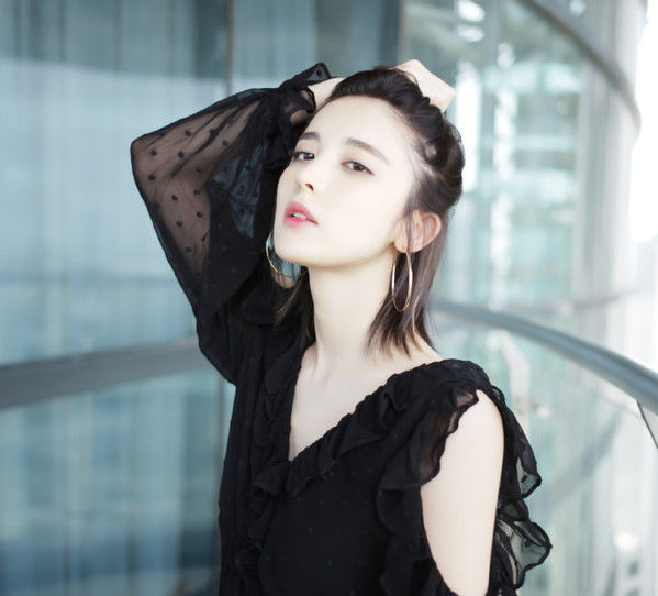 娜扎这本发型教科书也踩雷了?这样扎丸子头简直自寻死路...