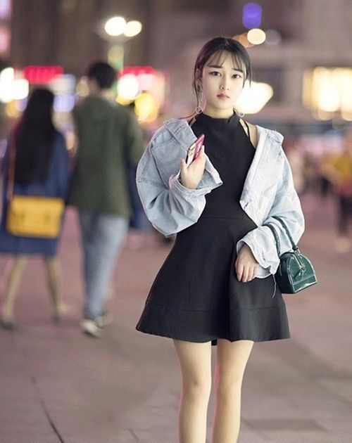  [两姐妹]街拍:小姐姐戴一顶白色的帽子,手捧鲜花,真是人比花娇