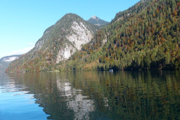 阿尔卑斯山中藏有一湖，如果说这里晴天像天堂，那阴天就像仙境