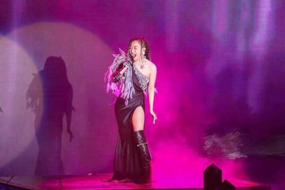 张靓颖为显腿长，穿高开叉长裙搭过膝长靴，却没想到气场更强了！