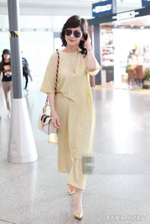 64岁赵雅芝鹅黄色look扮嫩，长衫阔腿裤优雅，网友:真减龄